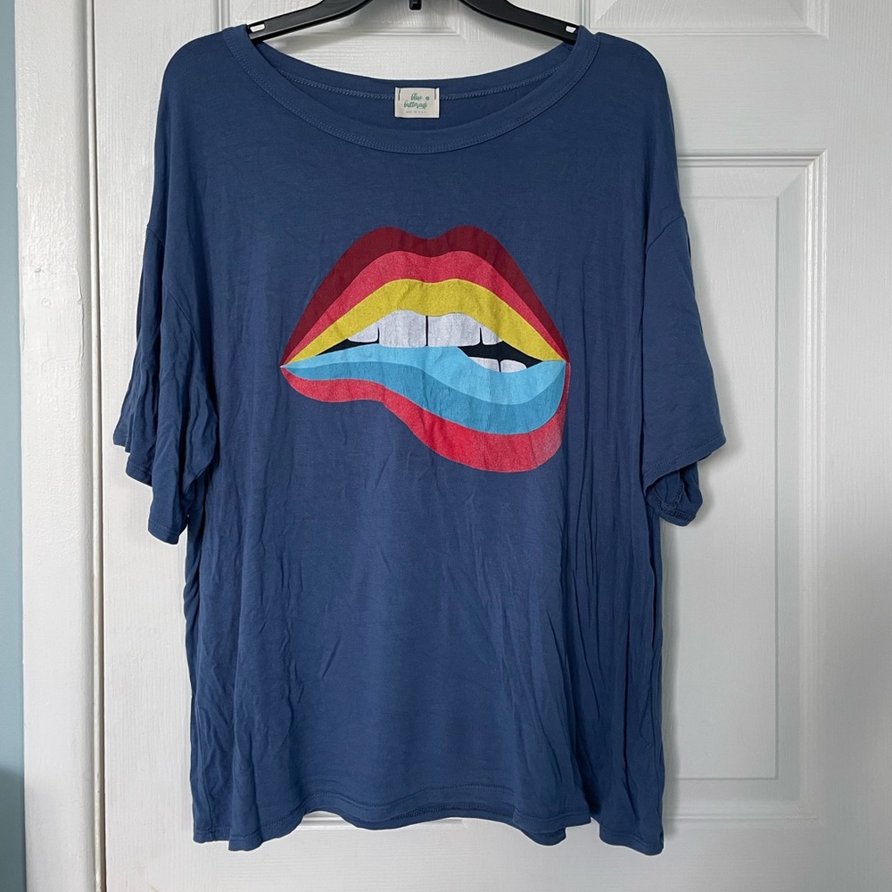 Graphic tshirt with lip design